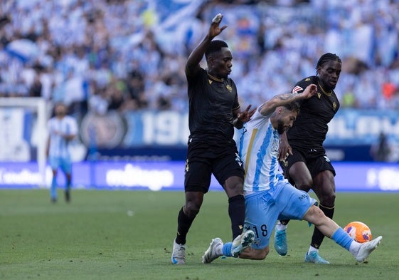 Dani Sánchez protege el balón entre dos futbolistas del Cartagena.