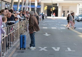 Colas de pasajeros en la estación María Zambrano