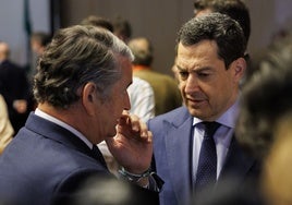 Juanma Moreno y Antonio Sanz cambian impresiones tras producirse el apagón.