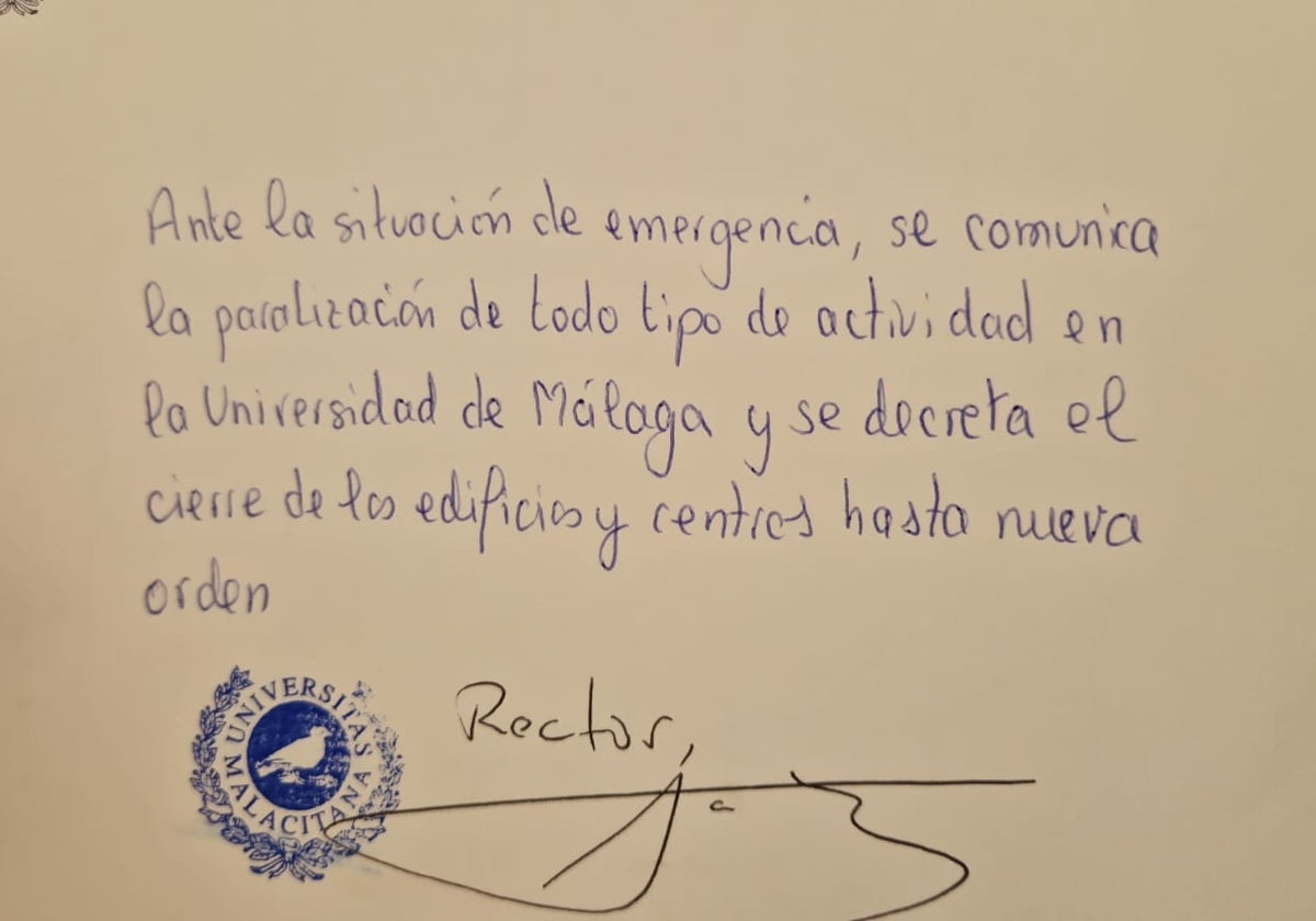 La 'curiosa' manera de comunicar la suspensión de clases en la UMA: una nota escrita a mano por el rector