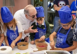 Pedro Subijana (Akelarre, 3*), enseña algunos trucos a los niños.