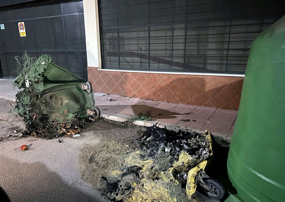 Imagen secundaria 1 - El apagón deja una veintena de contenedores calcinados y daños leves en varios vehículos de Campillos