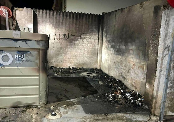Uno de los contenedores calcinados en la localidad de Campillos.