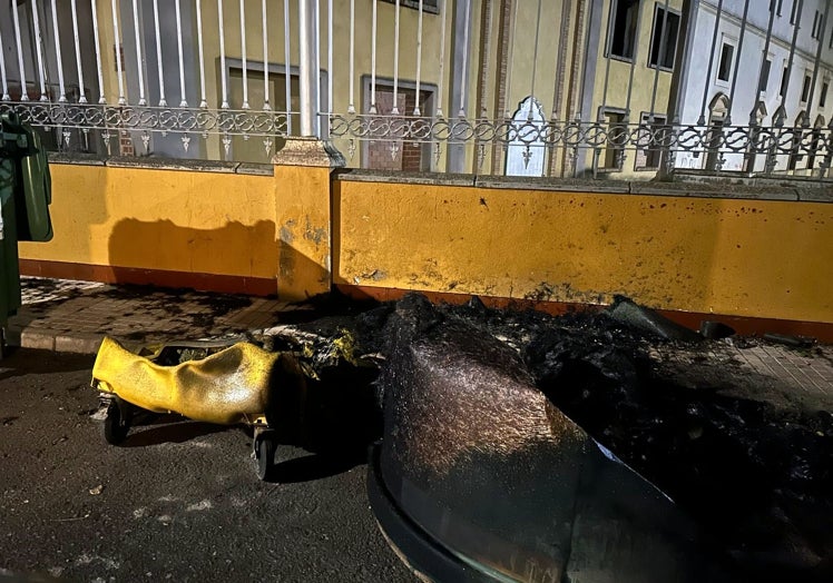 Dos contenedores de basuras totalmente calcinados.