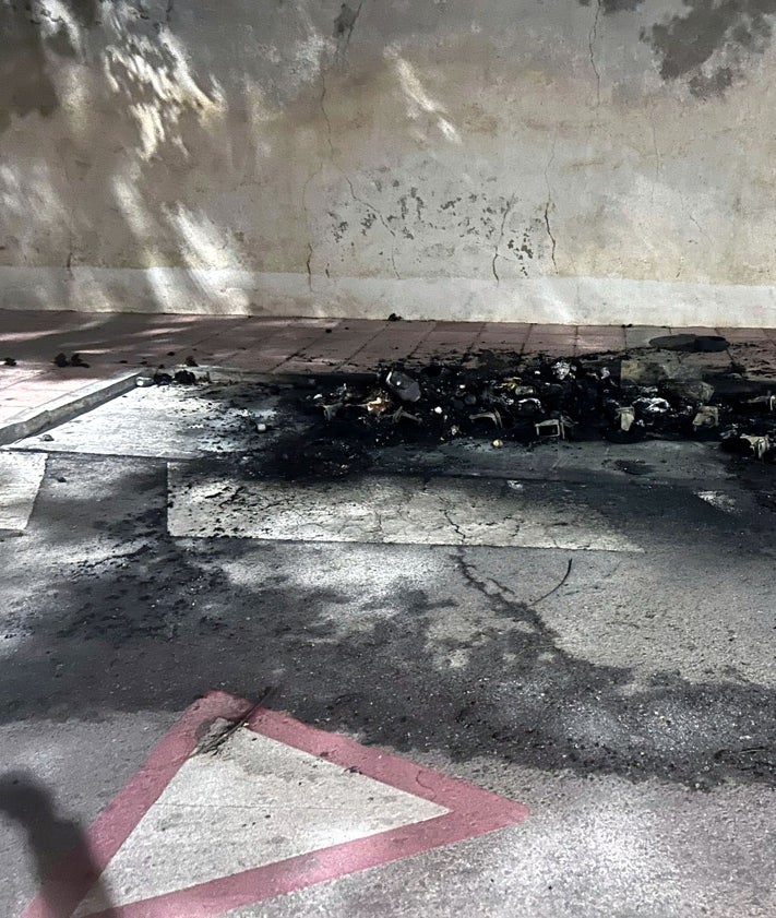 Imagen secundaria 2 - El apagón deja una veintena de contenedores calcinados y daños leves en varios vehículos de Campillos
