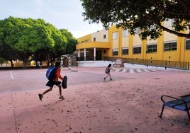 Un alumno corre para llegar a tiempo a la primera hora de clase, en el CEIP Julio Caro Baroja.