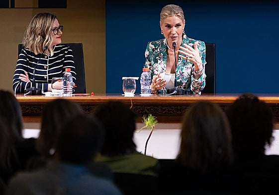 La comunicadora Judit Mascó conversa con la periodista Regina Sotorrío en el Aula de Cultura de SUR.