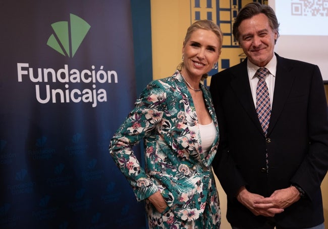 La modelo Judit Mascó junto a Gerardo Lerones, director de Actividad Sociales de la Fundación Unicaja.