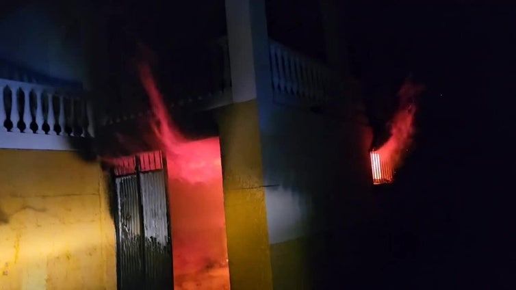Así fue el aparatoso incendio de madrugada en la Tenencia de Alcaldía de Torre del Mar