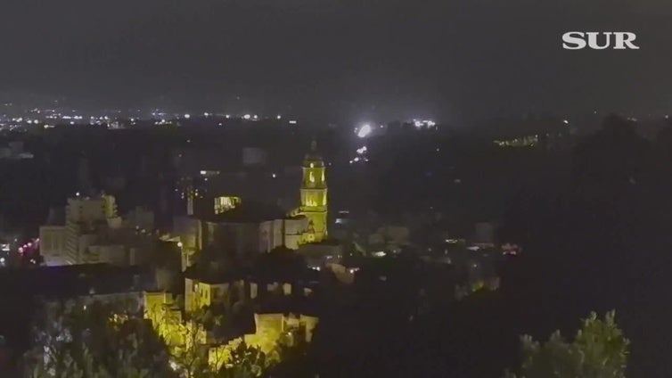 El gran apagón en Málaga: zonas a oscuras por la noche vistas desde Gibralfaro
