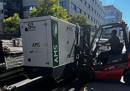 Transporte de una de las baterías que protegen el centro de datos.