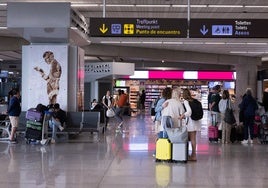 Algunos pasajeros han optado por llegar al aeropuerto con mucha antelación.