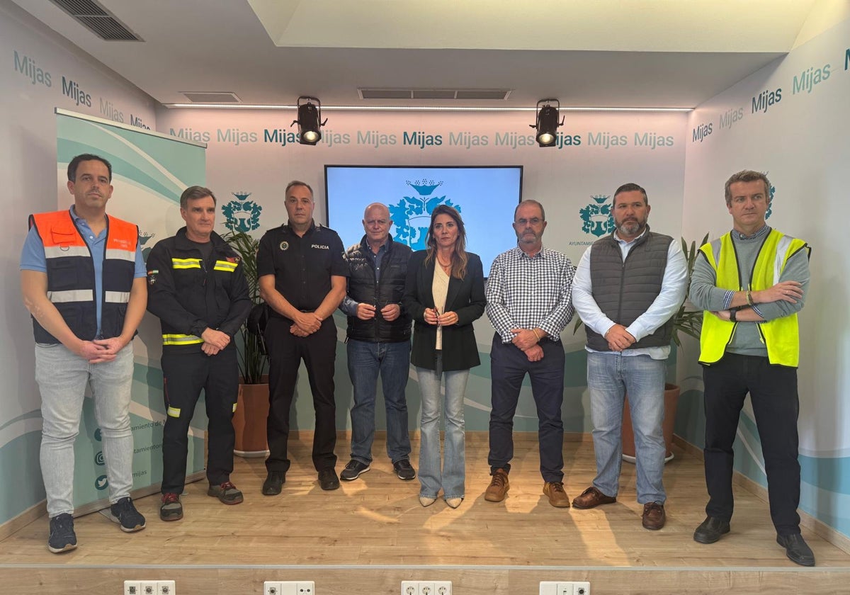 La Policía de Mijas rescata a varios clientes atrapados en una farmacia por el fallo eléctrico