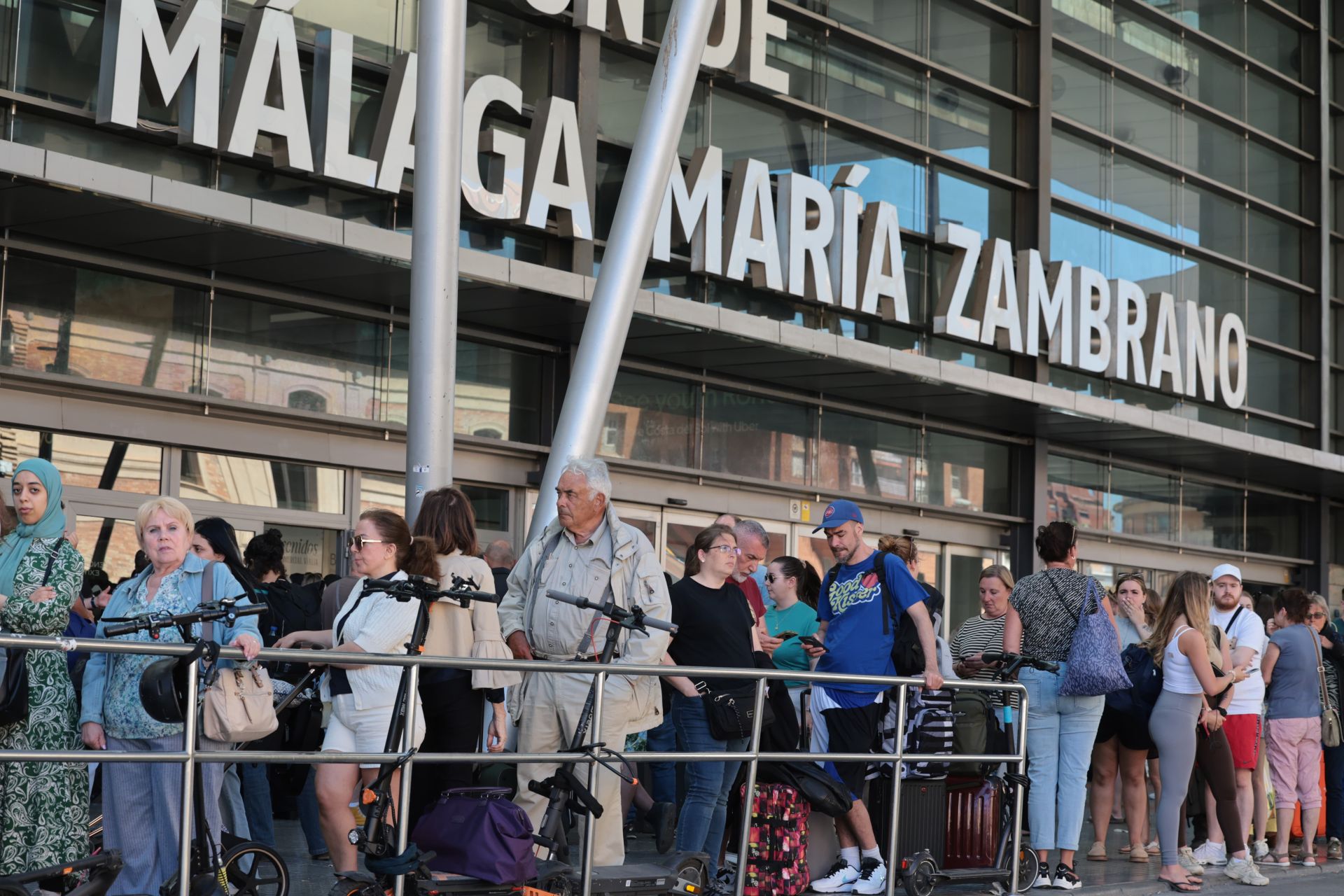 Viajeros en los alrededores de la estación María Zambrano