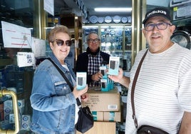Comprando radios de pilas de toda la vida en un establecimiento de la calle de la Unión.