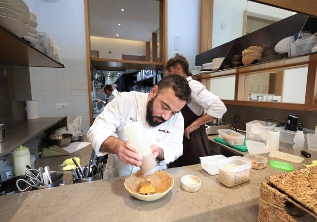Diego René prepara un plato el día después del apagón en el restaurante Beluga.