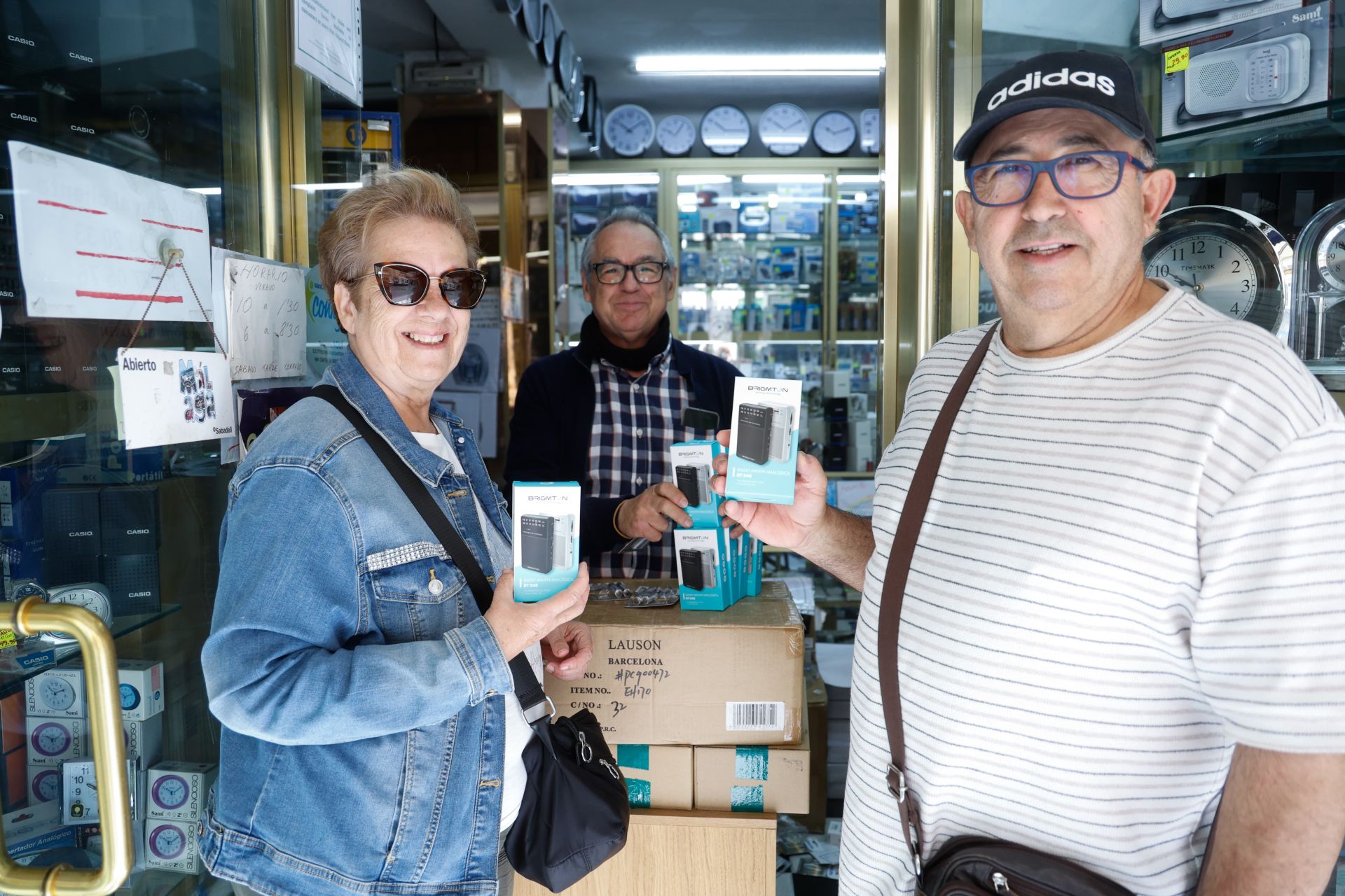 Gran demanda de velas, radios y pilas en tiendas de la capital.