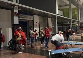 Viajeros este martes en la estación de tren María Zambrano.