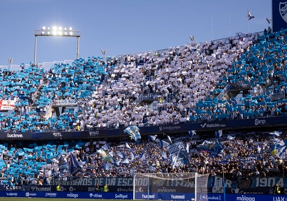 El Málaga despliega el mosaico previo al partido frente al Castellón.