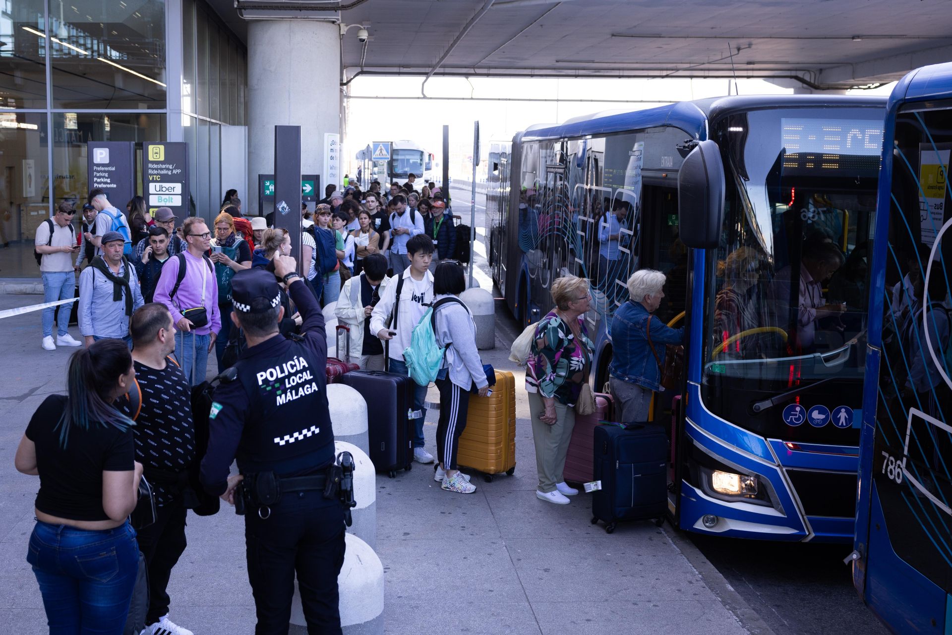 Viajeros en los accesos al aeropuerto de Málaga este lunes