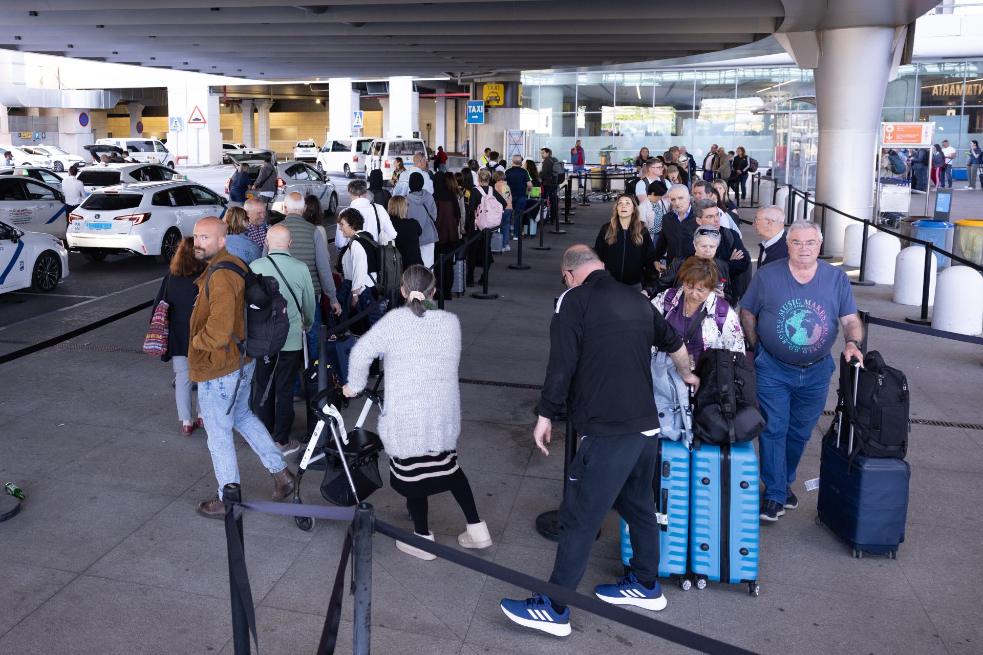Viajeros en los accesos al aeropuerto de Málaga este lunes