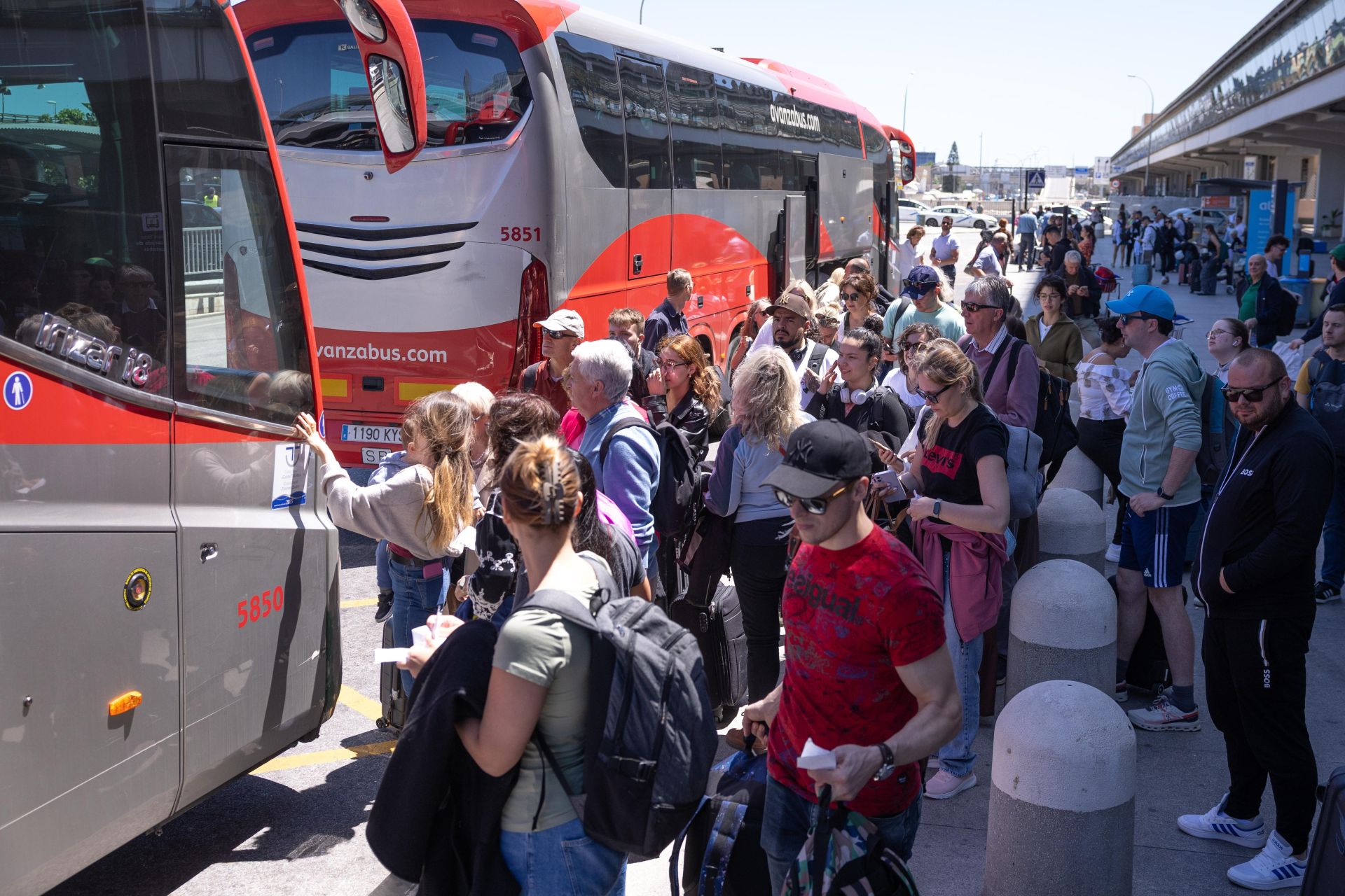 Viajeros en los accesos al aeropuerto de Málaga este lunes
