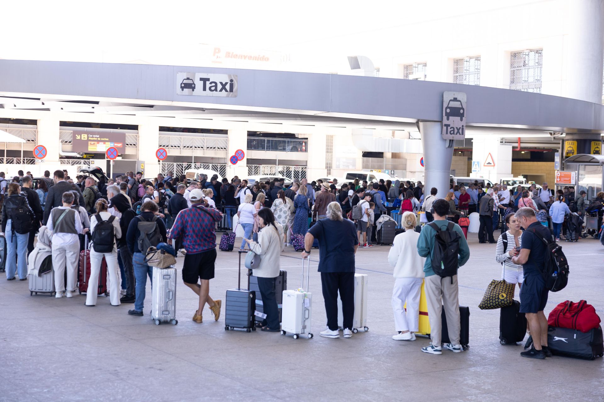 Viajeros en los accesos al aeropuerto de Málaga este lunes