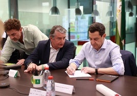 El presidente de la Junta,Juanma Moreno, junto al consejero de la Presidencia Antonio Sanz este martes al inicio de la reunión del Comité Asesor del Plan de Emergencia de Andalucía por el apagón.