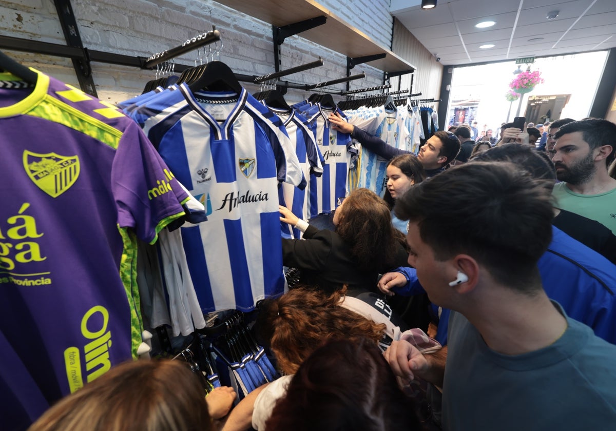 El Málaga mantendrá el descuento por la apertura en la camiseta retro durante el martes