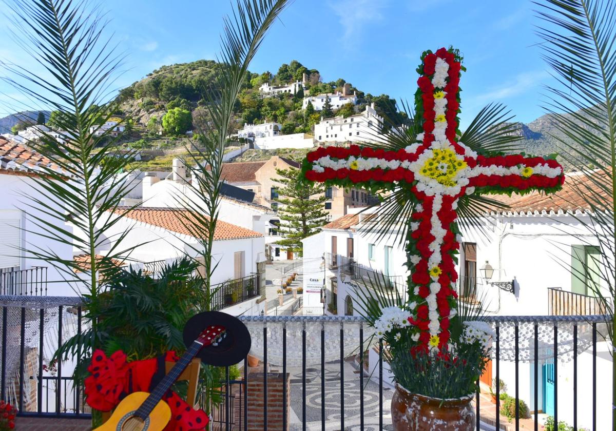 Las cruces de mayo en Málaga: romerías, altares e incluso verdiales