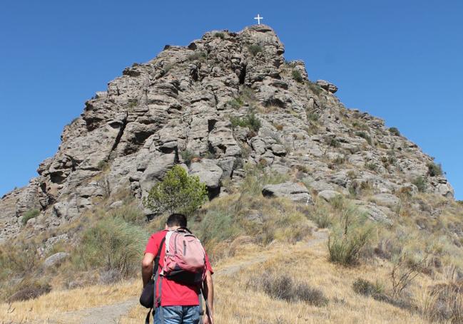 Senderista subiendo hasta la cruz del Monte Hacho, en Álora.