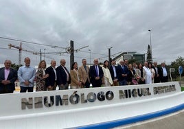 Autoridades y familiares del neumólogo fallecido en 2023, este miércoles en la nueva rotonda.