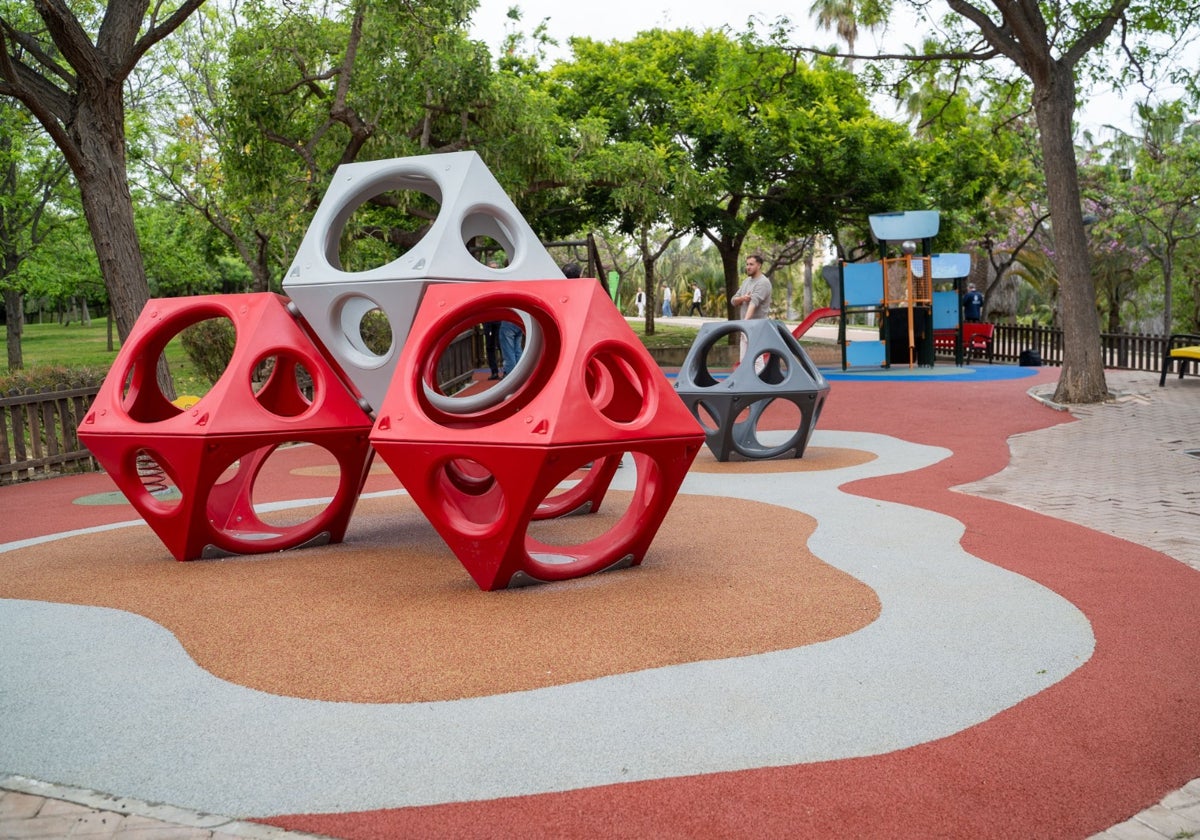 Renuevan la zona infantil del parque de la Paloma de Benalmádena