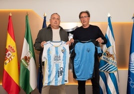 El presidente del 26 de Febrero, Fernando José Muñoz, y Loren Juarros posan con camisetas del Málaga.