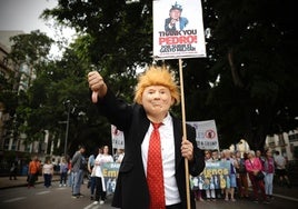 Trump era la 'mascota' elegida por Podemos para la marcha.