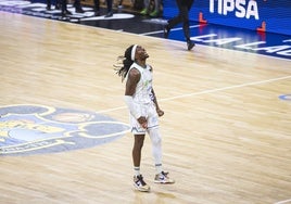 Perry, celebrando efusivamente en la cancha del Tenerife.