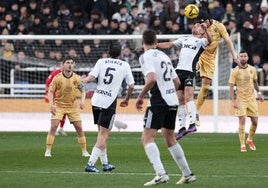 Una disputa por alto entre Luismi y Curro, en el Burgos-Málaga de la primera vuelta liguera.