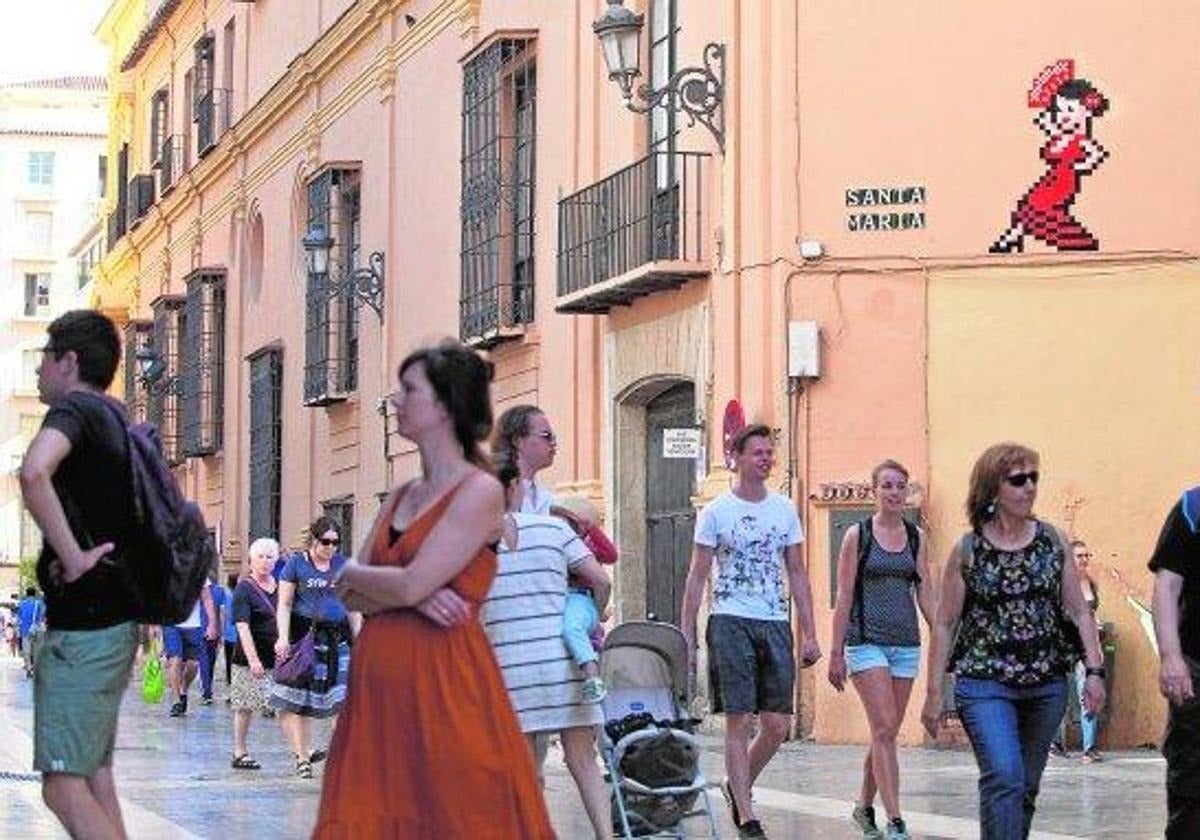 La Fiscalía recurre ante el Supremo la absolución del artista Invader por los mosaicos en Málaga capital