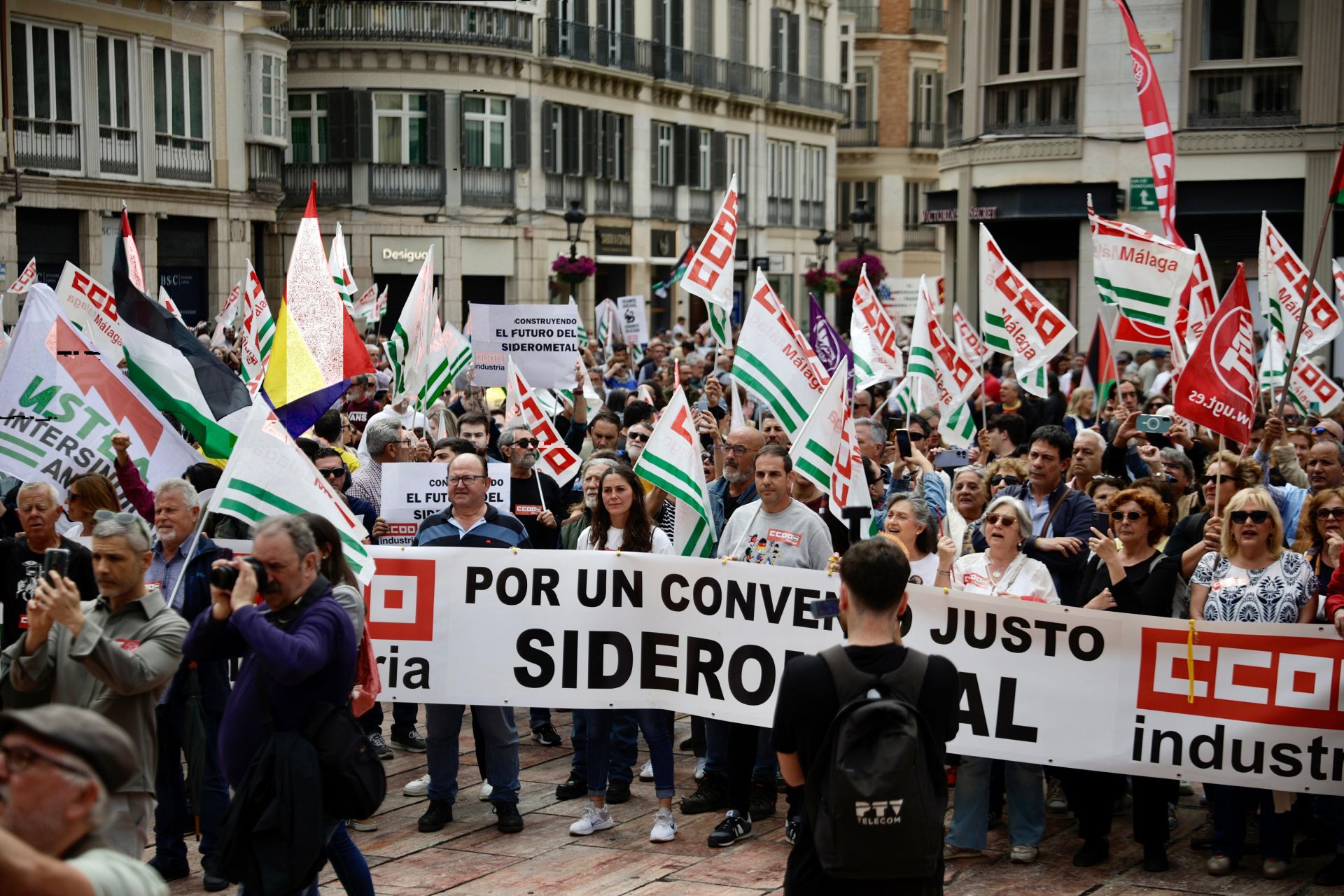 Manifestación del Primero de Mayo: miles de personas salen a la calle en Málaga