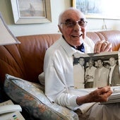 Paco Manoja muestra la foto del homenaje que organizó al futbolista y campeón del mundo Bobby Moore, al que asistió el presidente del C. D. Málaga, Juan Moreno de Luna.