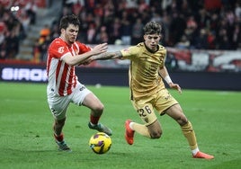 Guille Rosas, del Sporting, y Antoñito, del Málaga, pelean por un balón en el partido entre ambos equipos de la primera vuelta, en El Molinón.