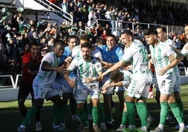 La piña de los jugadores del Antequera celebrando un gol.