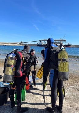 Imagen - El equipo se prepara para bucear en las aguas de Carboneras en busca de la planta.