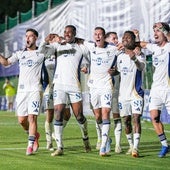 Varios jugadores del Marbella celebran un gol.