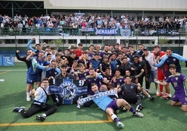 Los jugadores del Atlético Malagueño celebran su victoria del jueves en Mijas.