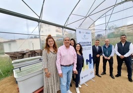 Marta Domínguez, Sergio Díaz, Laura Pardo, Elena Bañares, Francisco Franco, Gustavo Calero y Francisco Rodríguez, en el invernadero.