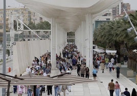 Gente paseando por el Muelle 1 de la capital malagueña.