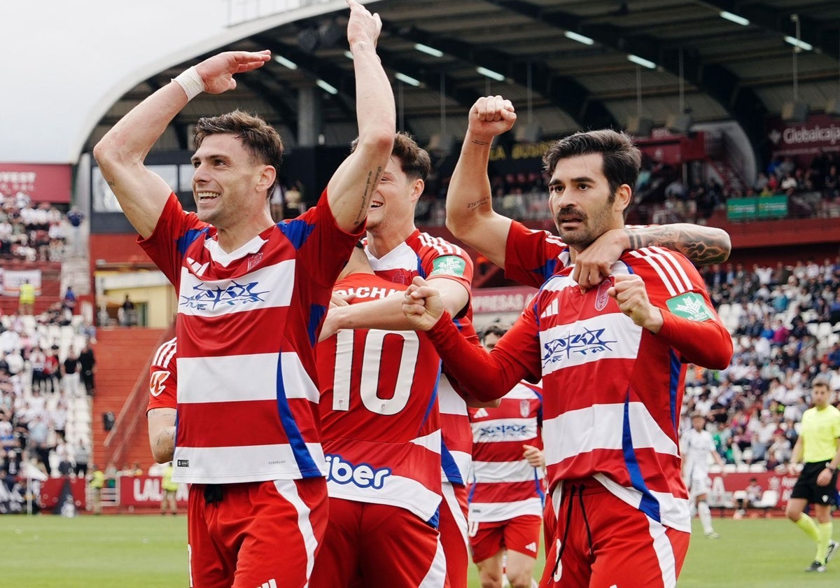 Los jugadores del Granada celebran un tanto de Lucas Boyé.