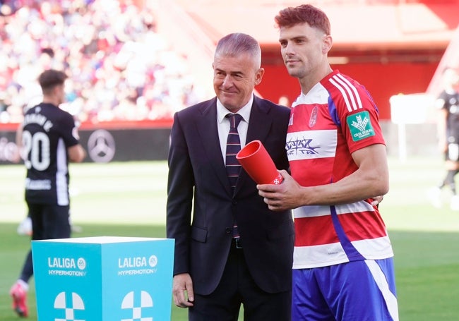 Lucas Boyé recibe el premio a mejor futbolista del mes de abril en Segunda.