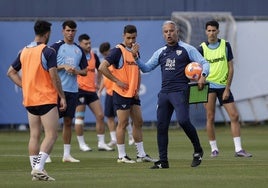 Sergio Pellicer habla en presencia de varios de sus jugadores en un entrenamiento reciente del equipo.